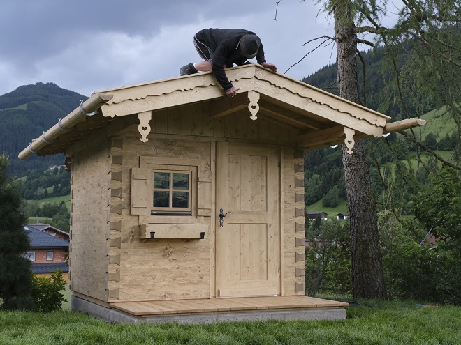 Sieht einem Vollholzblockhaus täuschend ähnlich ohne eins zu sein: nach dem Vorbild der alten Bauernblockhäuser entworfenes und nach Maß gebautes Gartenhaus