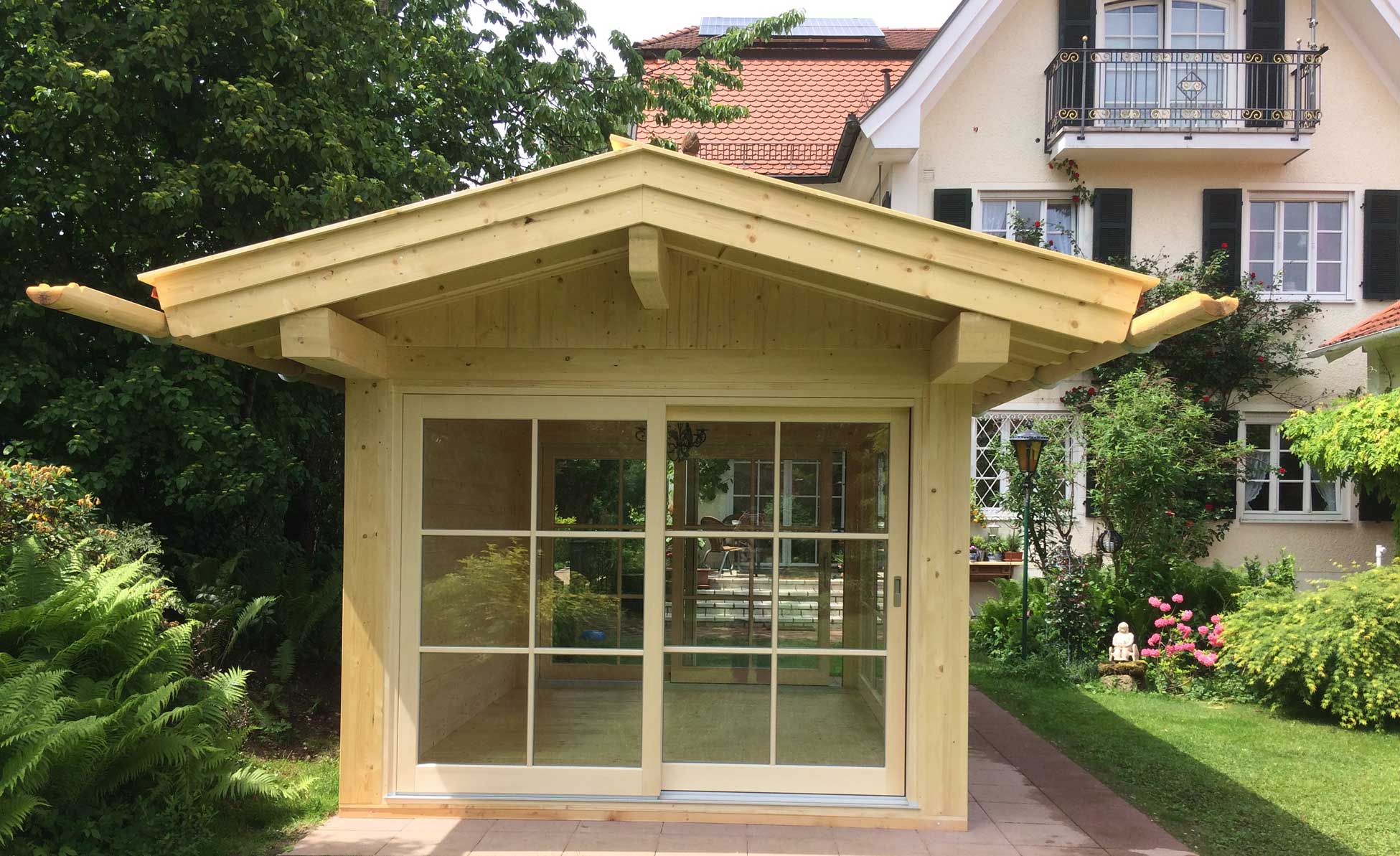 2in1 Gartenhaus und Wintergarten: Die Glasfront ergibt sich aus den hochwertigen und extrem robusten, massiven Hebe-Schiebetüren für das Gartenhaus