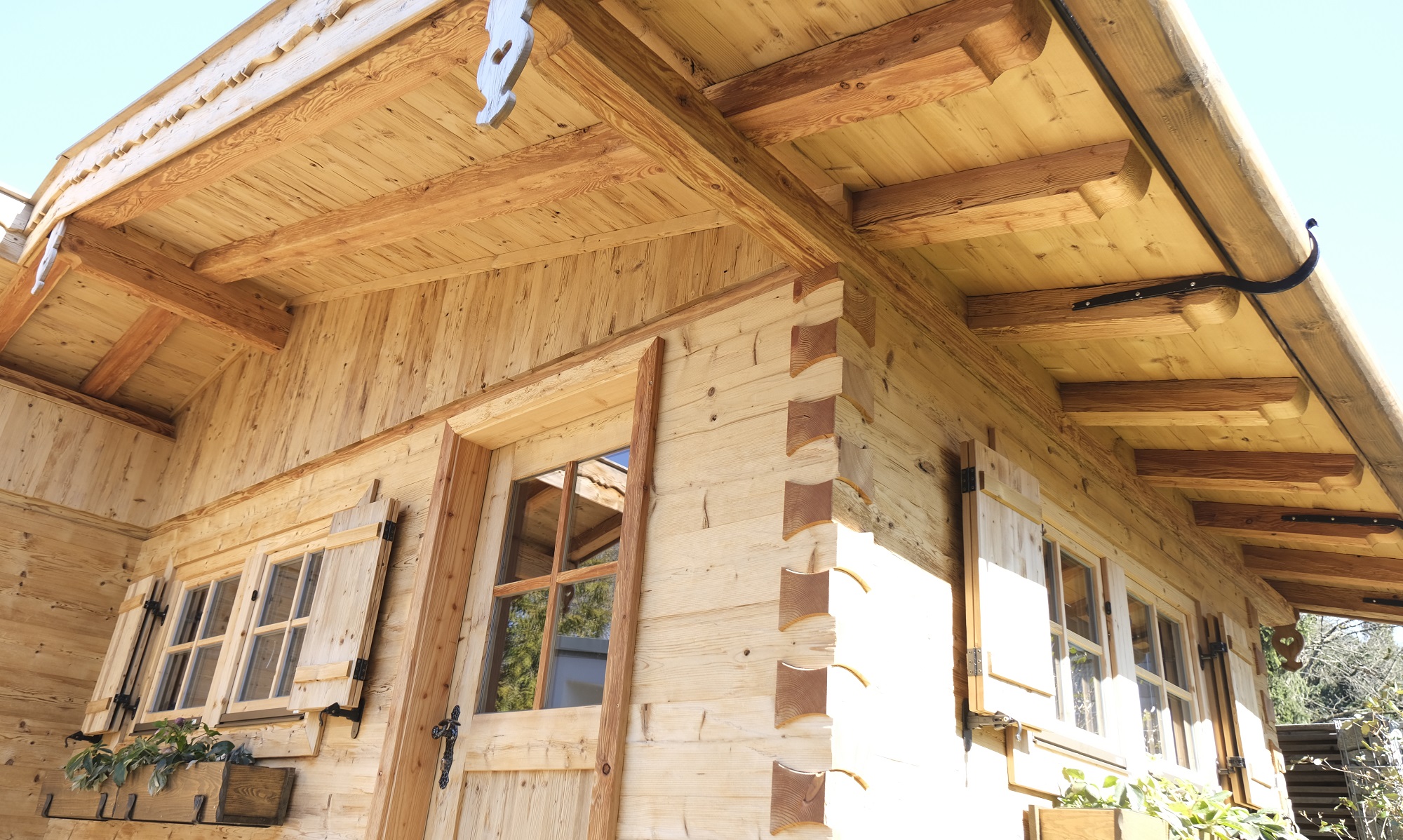 Winterfestes Gartenhaus zum Wohnen mit Altholz-Charakter: dank Vertäfelung aus gehacktem, gebürstetem Fichtenholz, welches Altholz verblüffend ähnelt