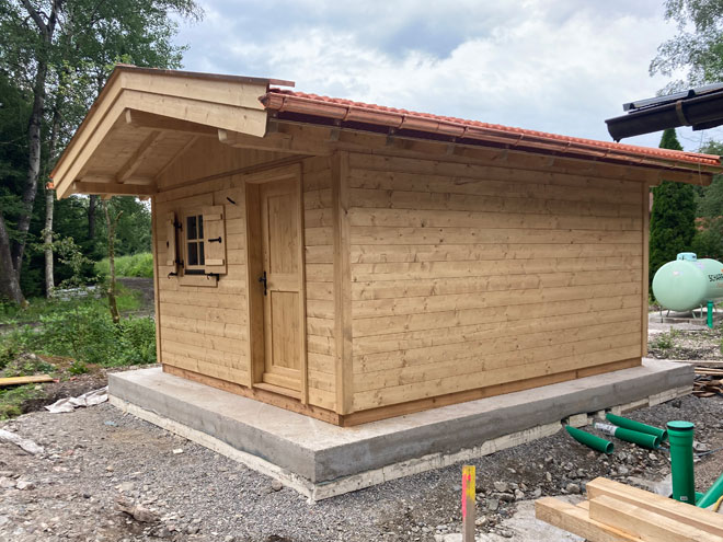 Gartenhaus als Büro: in diesem Gartenhaus aus Fichtenholz verbirgt sich ein hochwertiges Gartenbüro. Stil: rustikal, Bauart: Ständerbau
