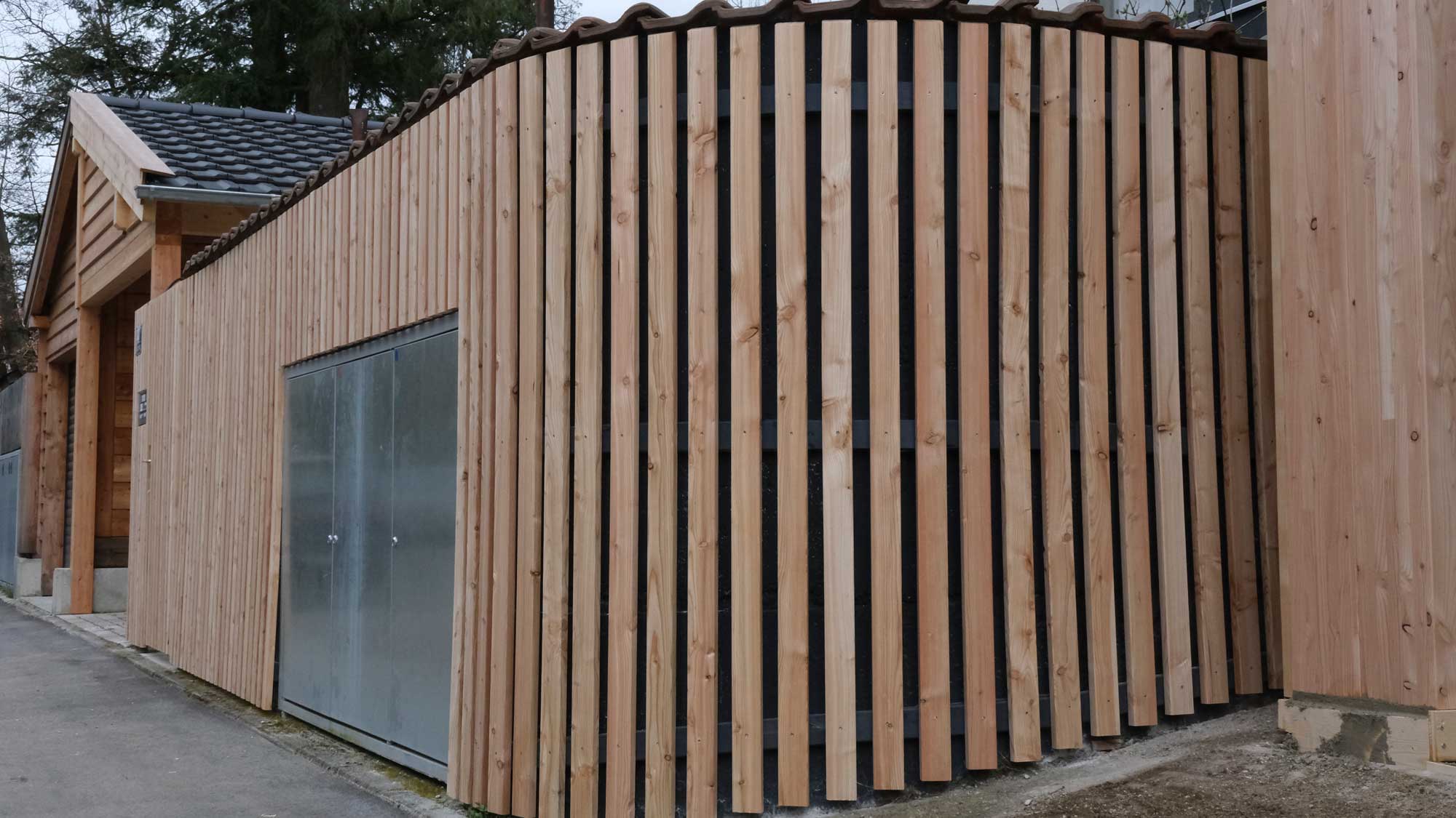 Geschwungene Gartenzaun Elemente in modernem, schlichten Rhombus Design: hochwertiger, gerundeter Rhombus Gartenzaun / Sichtschutz aus Lärche