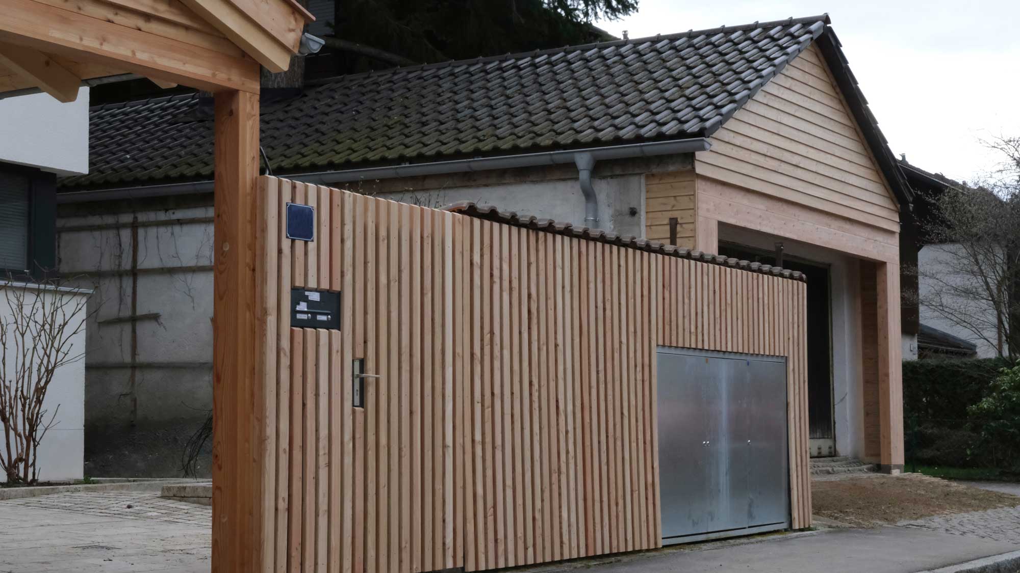 Carport, Gartenzaun und Garage wurden verkleidet. Hierfür wurde ausschließlich Lärche natur verwendet.