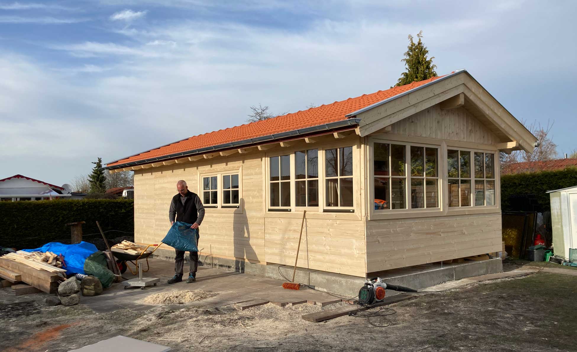Schrebergartenhaus Dachau mit Kaltwintergarten, Massivholzkonstruktion Fichte natur, voll gedämmt