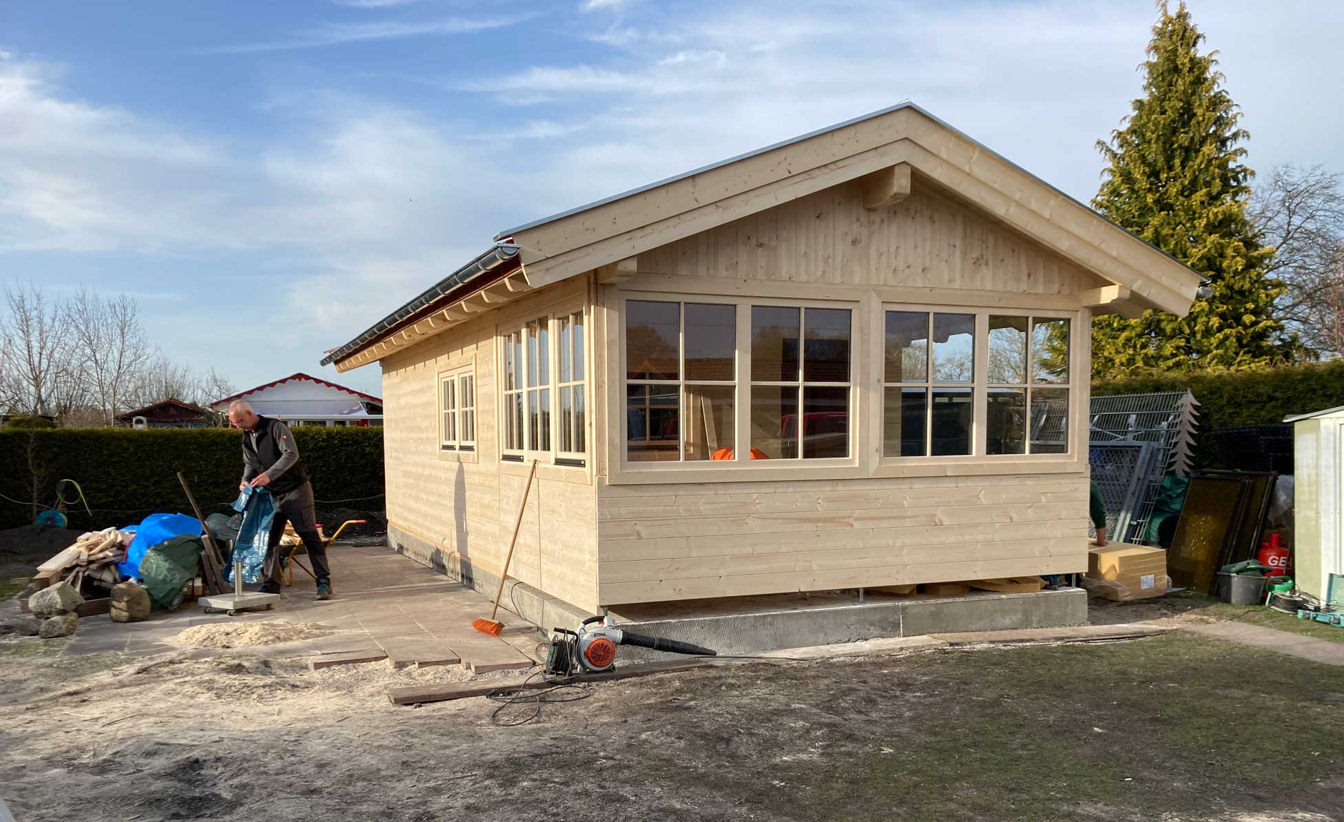 Das voll gedämmte Schrebergartenhaus mit Kaltwintergarten, auch Sommergarten genannt. München-Dachau