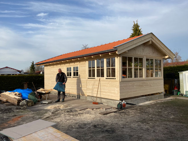 Schrebergartenhaus Dachau mit Kaltwintergarten, Massivholzkonstruktion Fichte natur, voll gedämmt